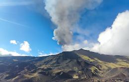 Etna in attivit&agrave;: colata in raffreddamento nella Valle del Bove, nuova bocca a Monte Rittmann e nube della Voragine