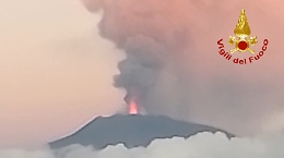 L'Etna sembra placarsi, non c'&egrave; pi&ugrave; emissione di cenere: parossismo finito?
