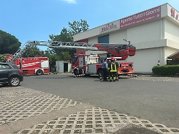 Giarre, incendio nel magazzino di un megastore: centro commerciale devastato dalle fiamme
