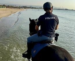 Polizia a cavallo tra spiaggia e Boschetto della Plaia: sventati furti sulle auto in sosta