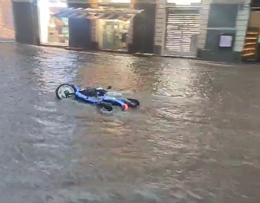 Maltempo a Catania, via Etnea è un fiume "in piena" dove galleggia anche una moto