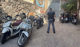 Deposito di scooter rubati scoperto dalla Polizia in un vicolo di piazza Carlo Alberto