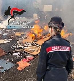 Brucia matassa di cavi elettrici in un terreno sequestrato per rivendere il rame: arrestato