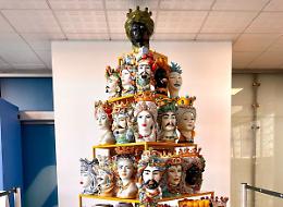 Teste di Caltagirone al posto degli addobbi natalizi in aeroporto a Catania