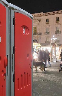 Catania, bagni pubblici in Piazza Università