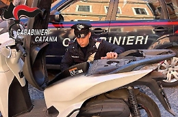 Cade dallo scooter...che era stato rubato: giovane straniero denunciato nel Catanese