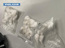 Con il lampeggiante blu sull'auto ma non è un poliziotto: pluripregiudicato catanese arrestato per spaccio