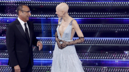 Sanremo, Carlo Conti alla seconda serata con la guerriera Bianca Balti e due siciliani al suo fianco