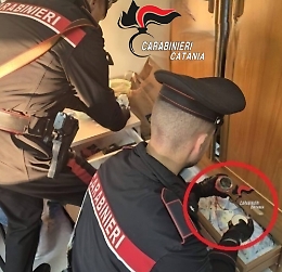 Spacciava in una casa di campagna nel Catanese: denunciato