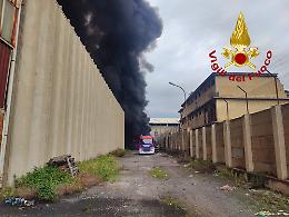 Altissima colonna di fumo nella zona del porto di Catania per un incendio: è allarme in città