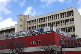 Torna a Palermo per il padre deceduto e trova il cadavere pieno di formiche all'obitorio del Civico