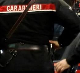 Richiesta di prestazioni sessuali in cambio di favori, obbligo di dimora per carabinieri e agente coinvolti