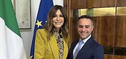 Per ministro Santanchè nessuna emergenza a Lampedusa: «L'isola è tornata a splendere»