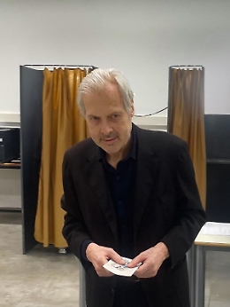 Le foto al seggio elettorale di Vittorio Sgarbi allarmano la figlia Evelina: «Tutto strumentato ad hoc»