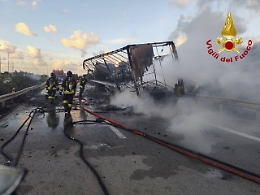 Un altro camion in fiamme sulla Palermo-Catania, autostrada chiusa per due ore