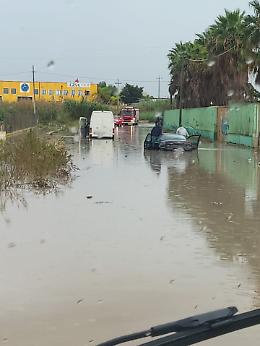 Acquazzoni pericolosi a Vittoria, automobilisti in panne salvati dai vigili del fuoco
