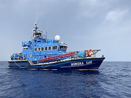 Tre sbarchi a Lampedusa, attracca anche l'Aurora sar