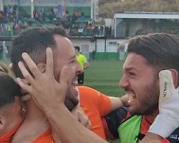 L'incredibile partita del portiere del Modica: abbandona il campo per proteste, poi rientra e segna un gol (Video)