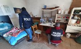 Costringevano gli stranieri a lavorare per 14 ore al giorno e con una paga di 2 euro l'ora: il blitz della Polizia e l'arresto di tre "schiavisti"