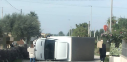 Comiso-Pedalino, l'autista ha un malore e il furgone si ribalta