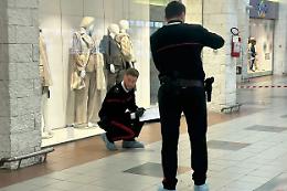 "Spaccata" notturna alla galleria Conforama di Riposto:  uno dei ladri lascia tracce di sangue