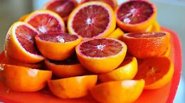 Le arance rosse di Sicilia? Si mettono al collo e diventano un foulard