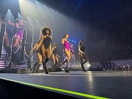 Elodie infiamma Messina e omaggia Ornella Vanoni