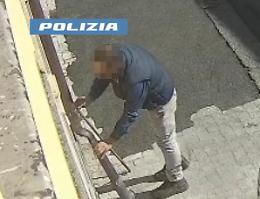 Ladro di pluviali arrestato a Catania: li scardinava con un rastrello e li vendeva al mercato nero