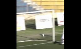 CastrumFavara - Athletic Palermo, la palla si infila in un buco dall'esterno della rete ma l'arbitro convalida il gol: il video diventa virale