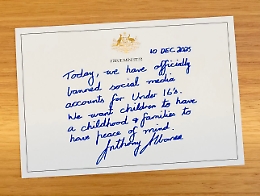 Rivoluzione digitale in Australia: da oggi niente social per i minorenni 