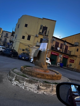 L'ultimo scempio: locandina affissa su un monumento 