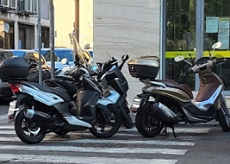Strisce pedonali ignorate: l’ennesima scena ordinaria davanti all’ufficio postale di via Asiago a Catania