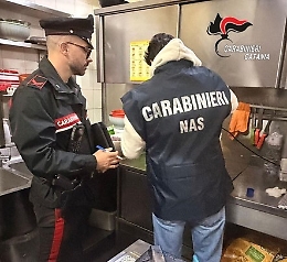 Alimenti conservati a rischio di contaminazione in un bar di Randazzo:  multato il titolare