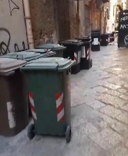 Lo slalom tra rifiuti e cattivi odori nel vicolo a due passi dal centro: arriva la petizione dei residenti