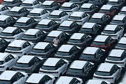 Auto, addio al &ldquo;divieto totale&rdquo; dei motori termici: Bruxelles ridisegna il 2035. Spazio a ibridi e carburanti sostenibili