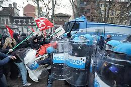Scontri a Torino dopo lo sgombero di Askatasuna: bombe carta, idranti e cariche nel corteo