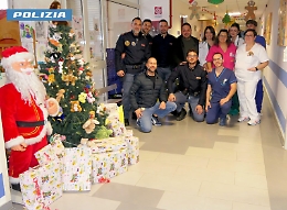 Vittoria, i poliziotti in Pediatria: regali per i piccoli pazienti