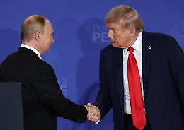 Putin, auguri a Trump e silenzio in Parlamento: le nuove mosse del Cremlino