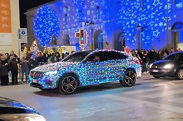 In giro a Bari con la Mercedes trasformata in una sorta di albero di Natale: multato