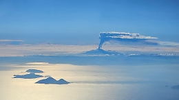 Etna, dopo 28 anni lo show del cratere di Nord-Est. Nel pomeriggio fontane di 400 metri e colonna di cenere verso Ovest