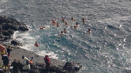 Aci Castello, tuffo di Capodanno e la tradizionale torta in piazza