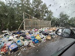 Catania: cumuli di rifiuti in via San Giuseppe la Rena minacciano la sicurezza stradale