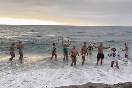 Taormina, il primo tuffo dell&rsquo;anno tra onde e tornanti: la 47&ordf; &ldquo;Tuffo a mare e corsa&rdquo; accende il Capodanno