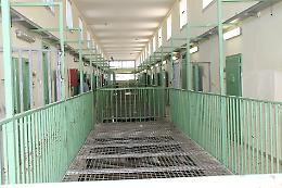 Fiamme in cella per ottenere il trasferimento: tre agenti intossicati al carcere di Trapani