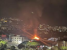 Grosso incendio a Palermo, a fuoco un deposito di carta