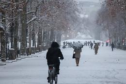 Gelo e neve paralizzano l'Europa: da Parigi a Rotterdam centinaia di voli cancellati