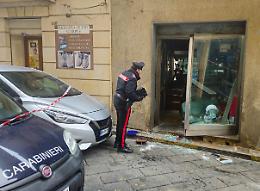 Paura a Enna: gioielleria La Tora svaligiata nella notte con una mini gru, una transenna abbandonata durante la fuga