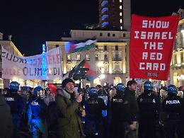 Fiamma olimpica a Torino, in piazza Castello un corteo pacifico Pro Palestina 
