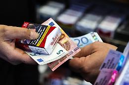 Sigarette pi&ugrave; care da domani: fino a +30 centesimi a pacchetto, lo Stato incassa miliardi