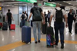 Laureati italiani in fuga: perch&eacute; i giovani fanno le valigie (spoiler: all'estero guadagnano di pi&ugrave;)